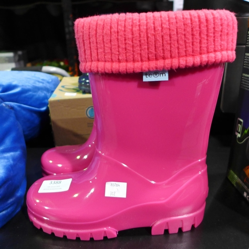 3388 - Pair of pink childs term wellies ( size 32/33)  (312-808)  * This lot is subject to vat