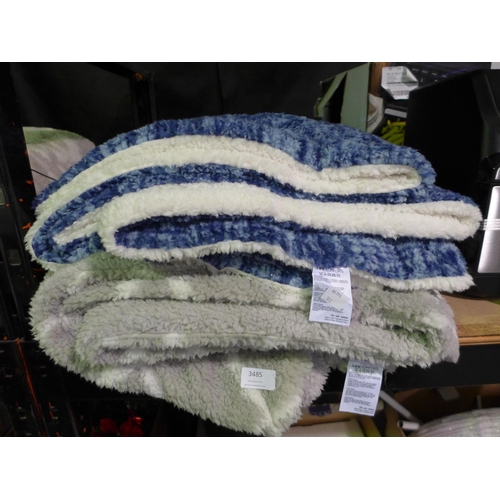 3485 - Two Reversible Sherpa Throws (60cm x 70cm) (312-340) * This lot is subject to VAT