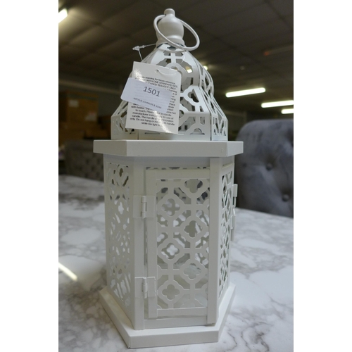 1384 - A medium cream rustic metal lantern - H31cms (64488907)