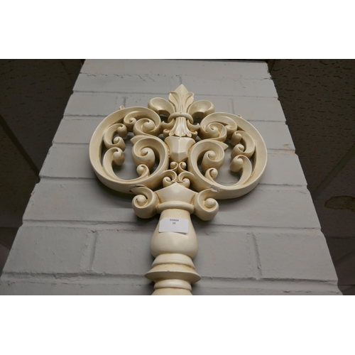 1404 - A cream ornamental key