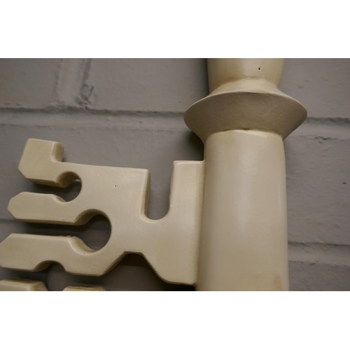 1404 - A cream ornamental key