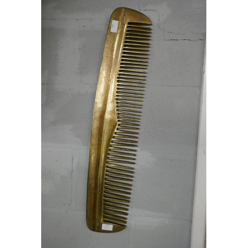 1421 - A large gold metal comb