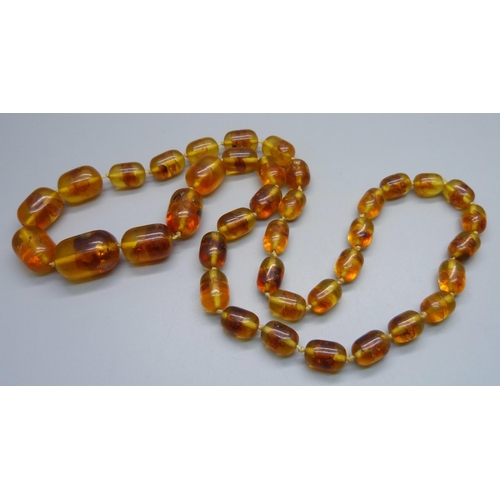 1011 - An amber bead necklace