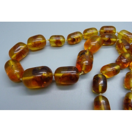 1011 - An amber bead necklace