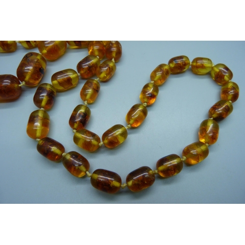 1011 - An amber bead necklace