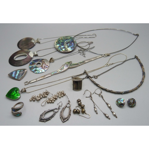 1013 - A collection of silver and abalone jewellery