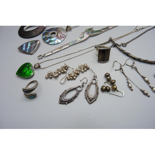 1013 - A collection of silver and abalone jewellery