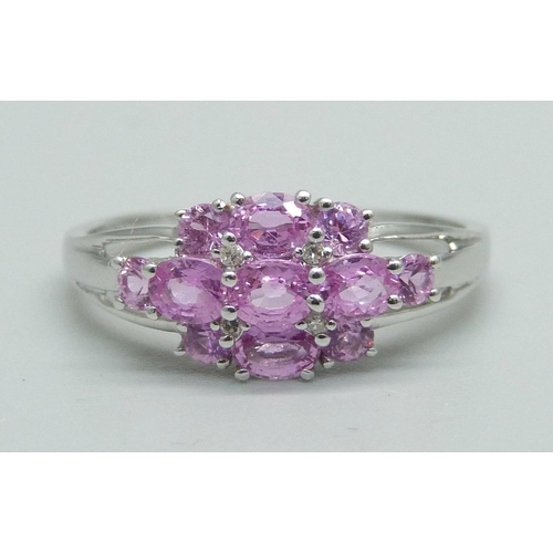 1017 - A 9ct gold and pink sapphire ring, 2.8g, T