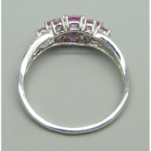 1017 - A 9ct gold and pink sapphire ring, 2.8g, T