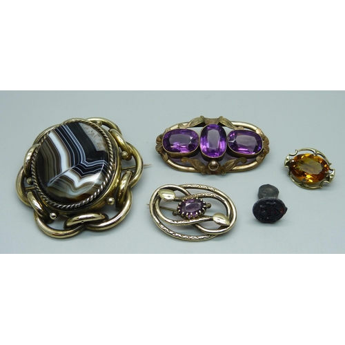 1020 - Four antique brooches and a seal