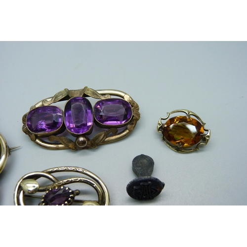 1020 - Four antique brooches and a seal