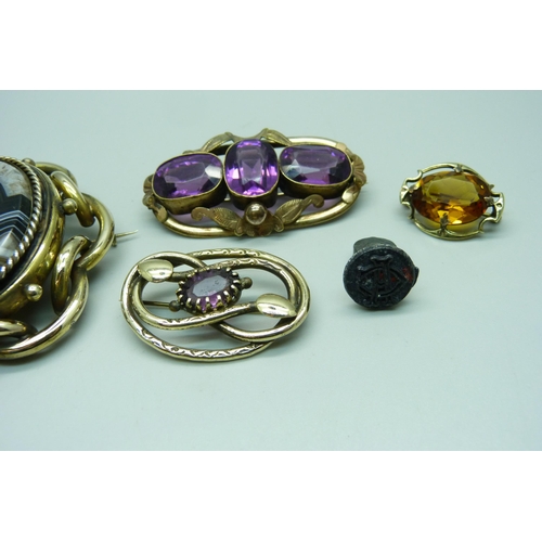 1020 - Four antique brooches and a seal