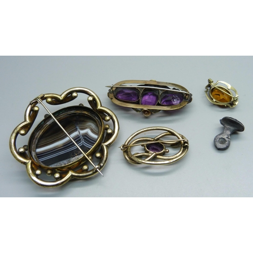 1020 - Four antique brooches and a seal