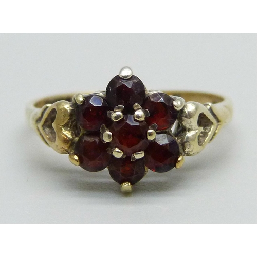 1023 - A 9ct gold and garnet cluster ring, 2.1g, L/M