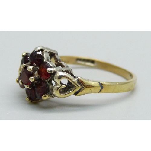 1023 - A 9ct gold and garnet cluster ring, 2.1g, L/M