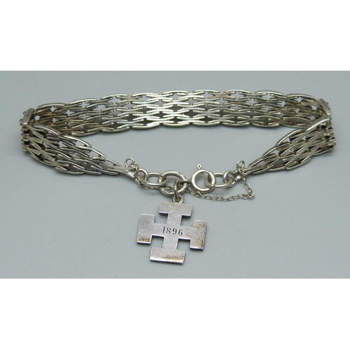 1029 - A silver bracelet, 29g