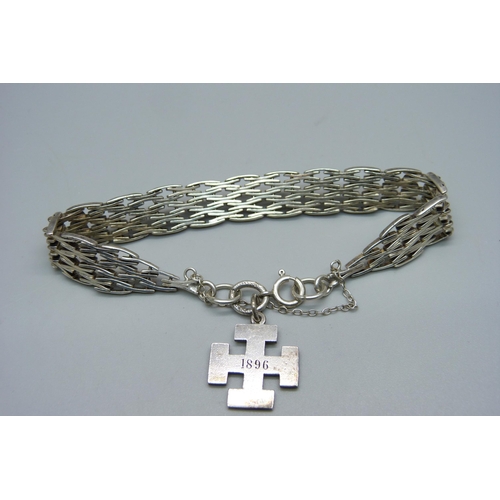 1029 - A silver bracelet, 29g