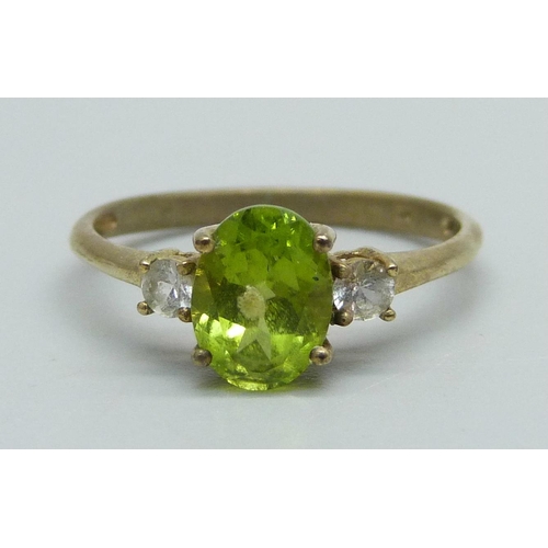 1040 - A 9ct gold, peridot and white stone ring, 1.7g, O