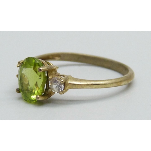 1040 - A 9ct gold, peridot and white stone ring, 1.7g, O