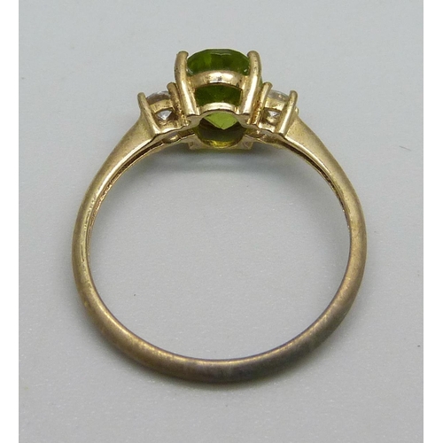 1040 - A 9ct gold, peridot and white stone ring, 1.7g, O