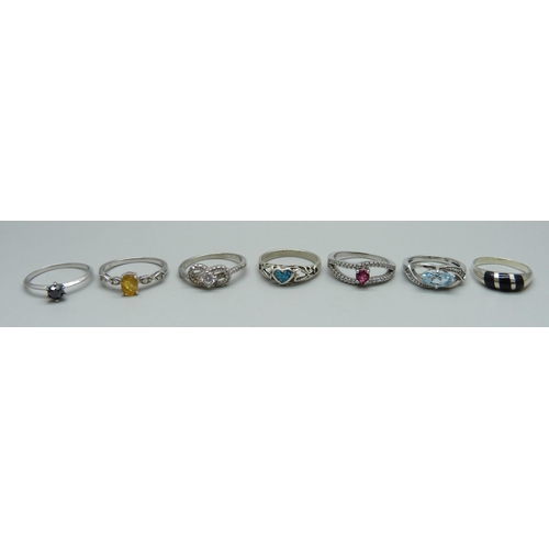 1042 - Eight silver rings