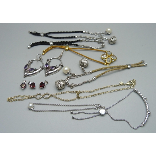 1045 - A collection of silver and silver mounted jewellery