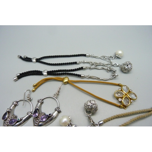 1045 - A collection of silver and silver mounted jewellery