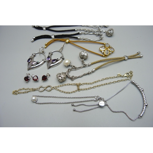 1045 - A collection of silver and silver mounted jewellery