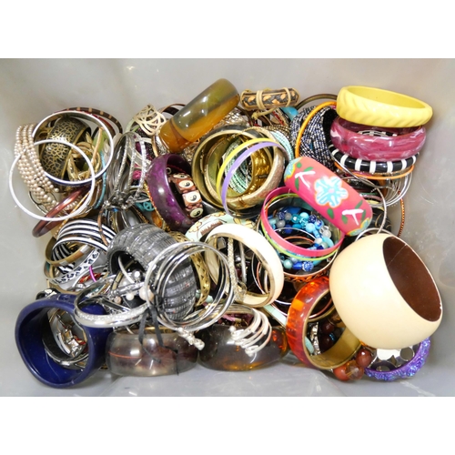 1066 - A collection of bangles