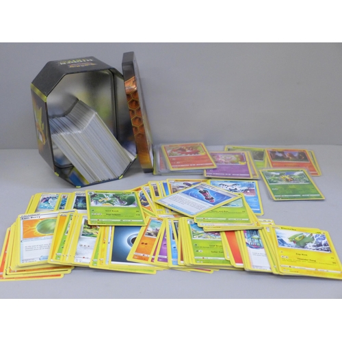 619 - 30 Holo/reverse, 300 common, uncommon and rare Pokemon cards