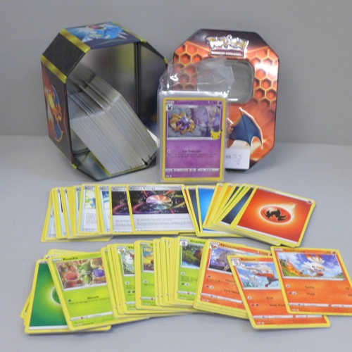 625 - 30 Holo/reverse holo, 300 common, uncommon and rare Pokemon cards