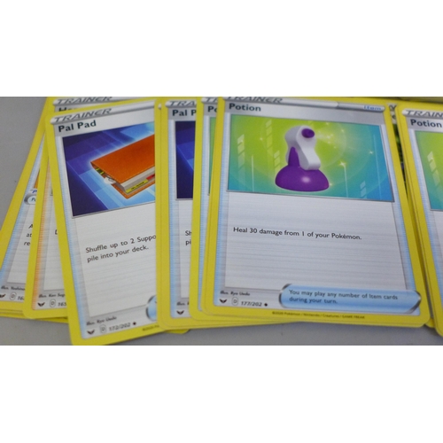 625 - 30 Holo/reverse holo, 300 common, uncommon and rare Pokemon cards