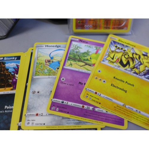 638 - 30 Holo/reverse holo 300 common, uncommon and rare Pokemon cards