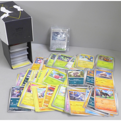 650 - 500+ Pokemon cards including 50 holo and reverse holo cards in collectors box