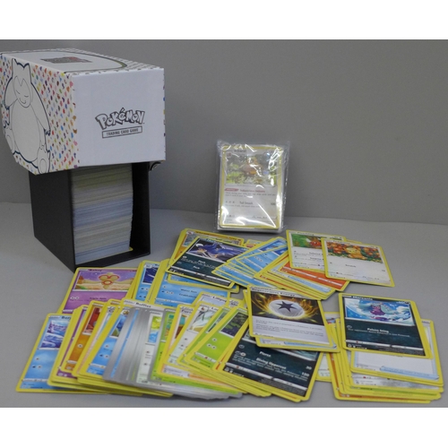 651 - 500+ Pokemon cards including 50 holo and reverse holo cards in collectors box