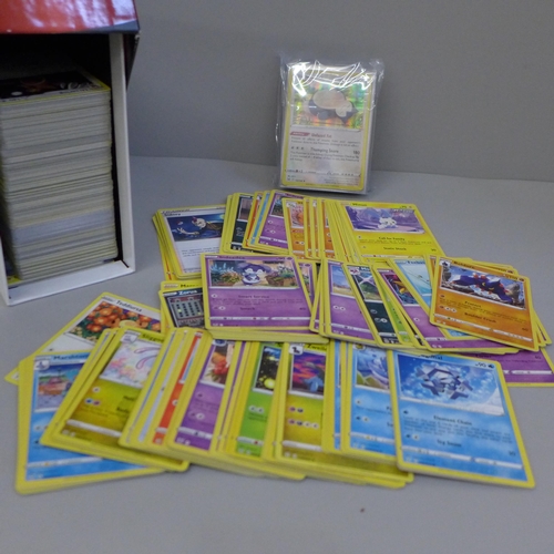 652 - 500+ Pokemon cards including 50 holo and reverse holo cards in collectors box