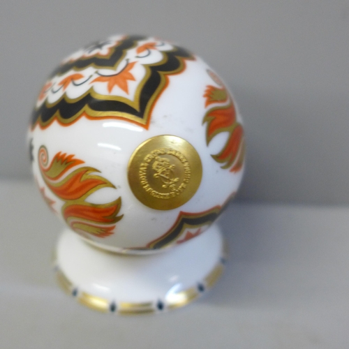 656 - A Royal Crown Derby egg on stand, India and six Chatsworth thimbles