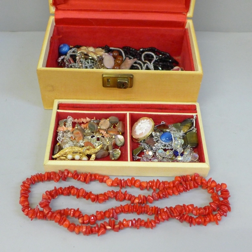 668 - A jewellery box with contents