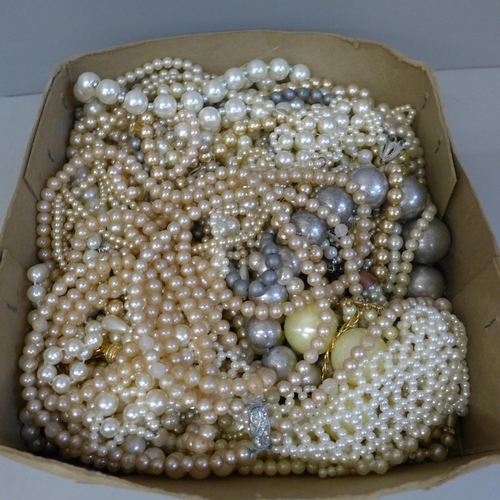 723 - Assorted faux pearl necklets, etc.