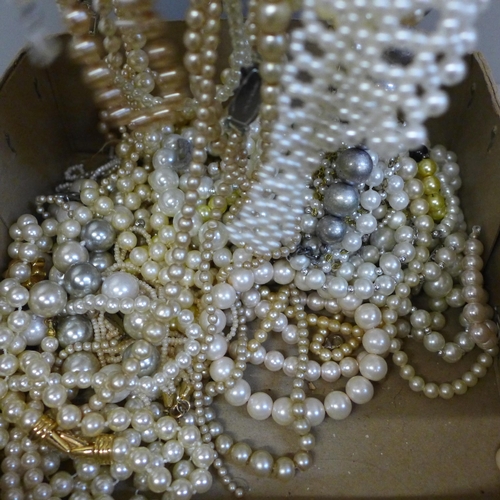 723 - Assorted faux pearl necklets, etc.