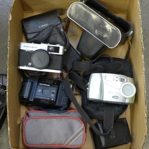 745 - A large black camera box with underwater case and Olympus Trip 35, a black/green case with a Kodak D... 