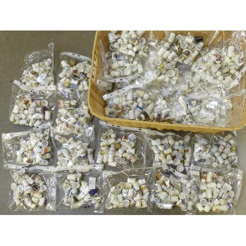 751 - A collection of approximately 1,000 thimbles