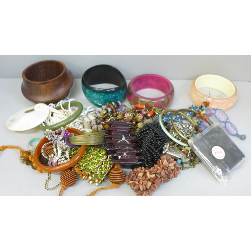 762 - A box of modern fashion jewellery