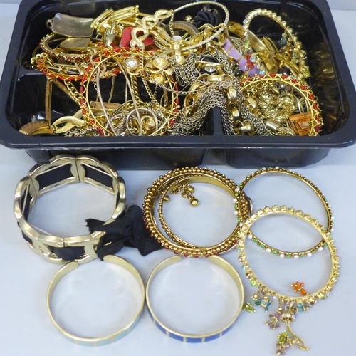 763 - Gold tone jewellery