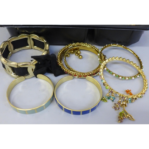 763 - Gold tone jewellery