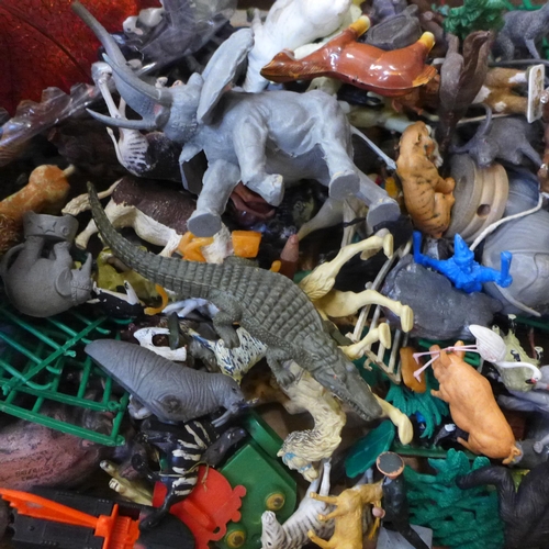 775 - Plastic toy animals and figures