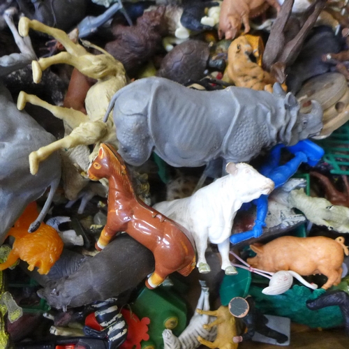 775 - Plastic toy animals and figures