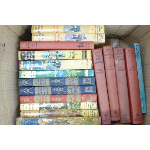 787 - A collection of Enid Blyton novels, Famous Five, Secret Seven, Adventurous Four (five 1st editions -... 