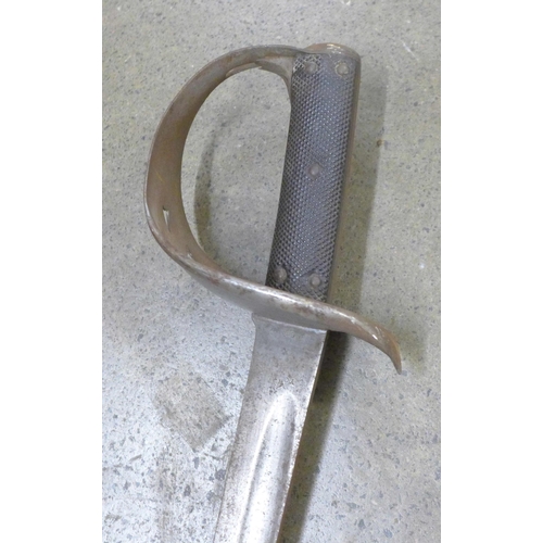 833 - A British cavalry sword, BR4 stamp and War Department broad arrow mark