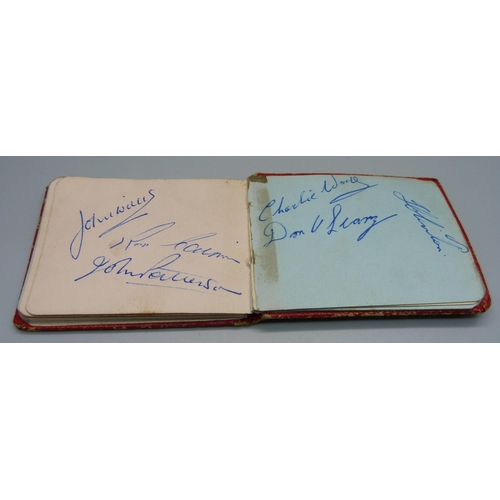 841 - A Manchester United autograph book from the 1950s with some Busby Babes, Geoff Bent, Bobby Charlton,... 